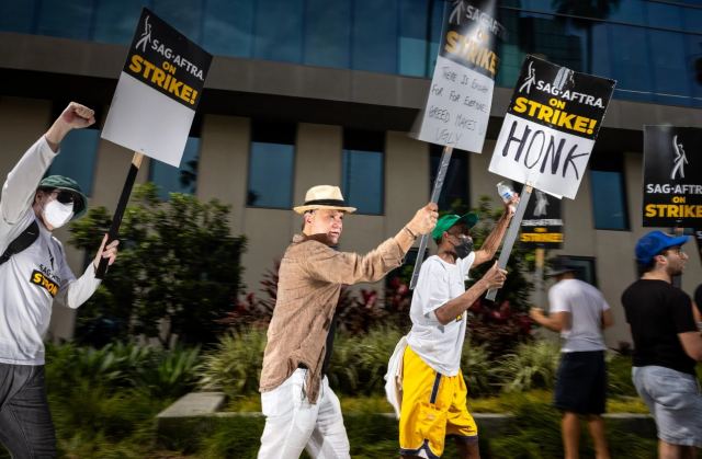Αστέρες του Χόλιγουντ δίνουν χρήματα στο ταμείο των απεργών ηθοποιών