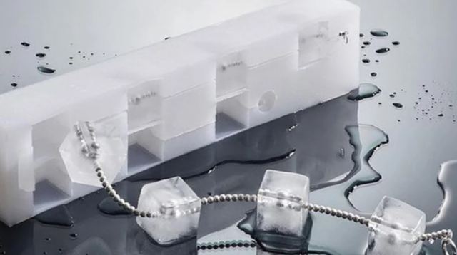 Έφτιαξαν κολιέ από παγάκια - Εμπνεύστηκαν από πάρτι στο οποίο ο κόσμος βουτούσε πάγο για να αντιμετωπίσει τη ζέστη