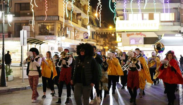 Λαμία: Γέμισε χρώματα και μελωδίες η πόλη το βράδυ της Τσικνοπέμπτης - ΦΩΤΟ