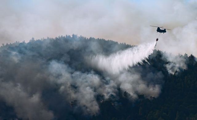 Συναγερμός για τη φωτιά στην Πύλο - Μήνυμα από το 112 για να εκκενωθεί το Μεσοχώρι