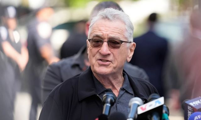 Ο Ρόμπερτ ντε Νίρο έγινε 81 ετών και έκανε βουτιά από ύψος 10 μέτρων στη θάλασσα – Δείτε το βίντεο