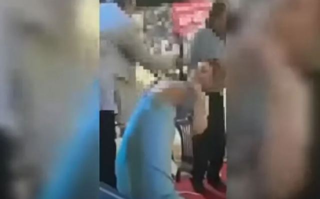 Χαμός σε πανηγύρι με γυμνόστηθη κοπέλα - Έβαλε το κλαρίνο στο στήθος της κοπέλας