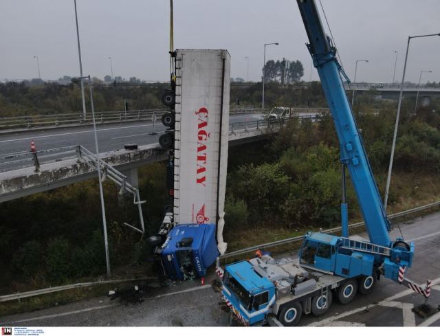Έτσι σώθηκε ο οδηγός μετά την πτώση του φορτηγού από γέφυρα στη Θεσσαλονίκη - Νέες εικόνες