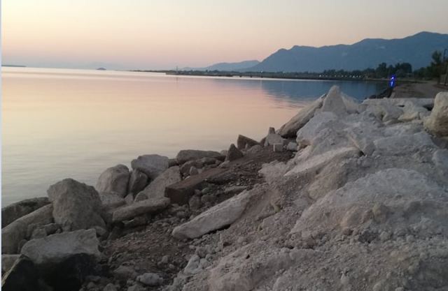 Πόσο θράσος πρέπει να έχει κάποιος για να ρίχνει μπάζα και υλικά κατεδαφίσεων στη θάλασσα