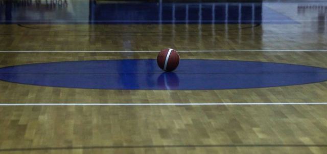 Βίντεο με διάσημο μπασκετμπολίστα να κλέβει χρήματα από τα αποδυτήρια