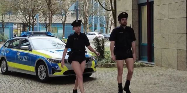 Αστυνομικοί στη Βαυαρία διαμαρτύρονται για την έλλειψη στολών με βίντεο που τους δείχνει... χωρίς παντελόνια