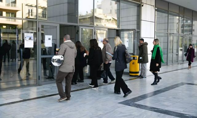 Δίκη για τη φωτιά στο Μάτι: Αντέδρασαν οι συγγενείς των θυμάτων στη θέα των πιλότων των ελικοπτέρων της πυροσβεστικής