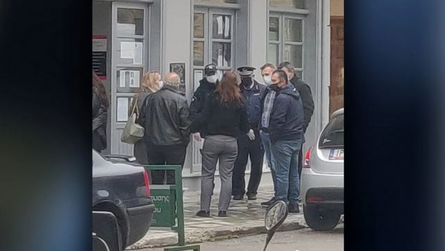 Λουκέτο στο μαγαζί των «Θεματοφυλάκων του Συντάγματος» στην Αράχωβα (ΒΙΝΤΕΟ)