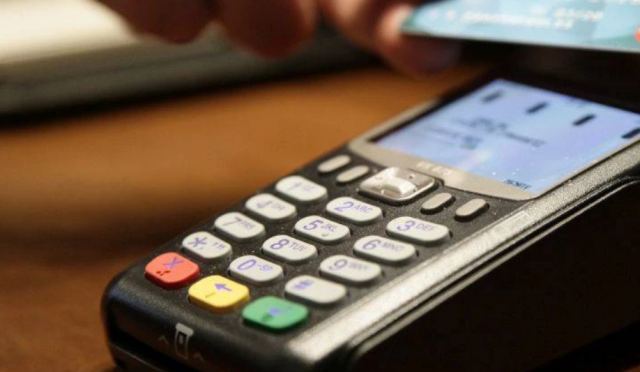 Υποχρεωτικά POS σε όλους τους επαγγελματίες - Έρχεται και online σύνδεση με ταμειακές μηχανές