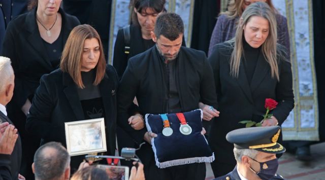 Κηδεία Αλέξανδρου Νικολαΐδη: Η συγκλονιστική στιγμή με τον Μουρούτσο να μεταφέρει τα Ολυμπιακά μετάλλιά του