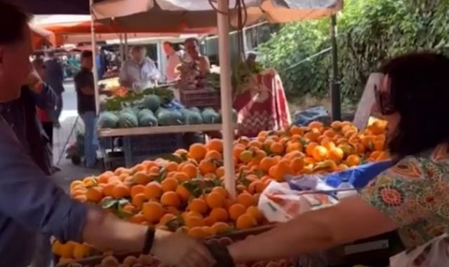 Ο Άδωνις Γεωργιάδης είχε τα «τυχερά» του σε λαϊκή αγορά - «Αλανιάρη και ζημιάρη» του φώναζε μια πωλήτρια ενθουσιασμένη