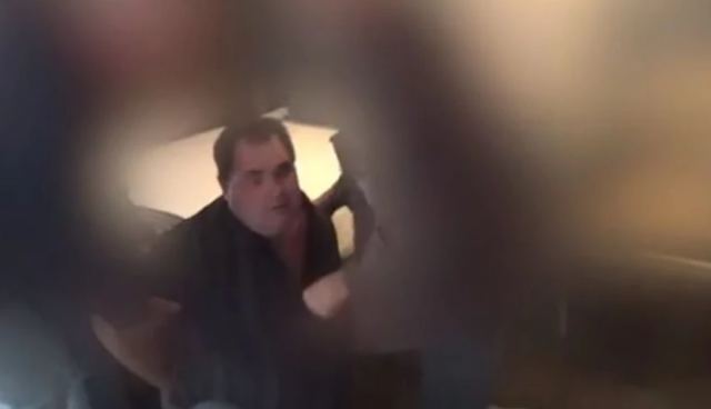 Σοκαριστικό βίντεο με τη σύλληψη παιδόφιλου που περιμένει να βιάσει 8χρονη σε δωμάτιο ξενοδοχείου