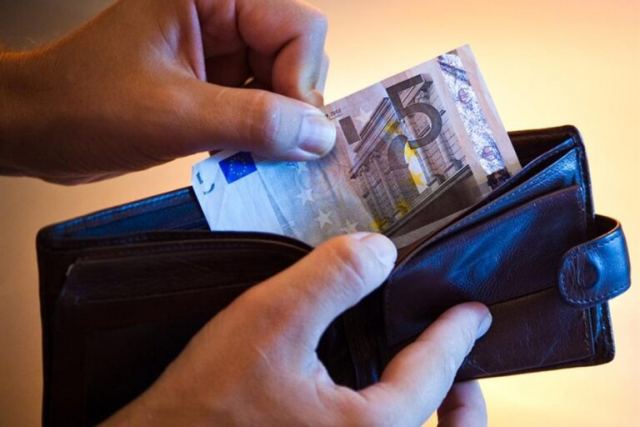 Κατώτατος μισθός: Πώς θα διαμορφωθούν οι αμοιβές των εργαζομένων μετά τις ανακοινώσεις Μητσοτάκη