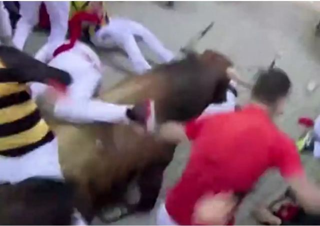 Ισπανία: 3 δρομείς τραυματίστηκαν από ταύρους στο φεστιβάλ του Σαν Φερμίν στην Παμπλόνα