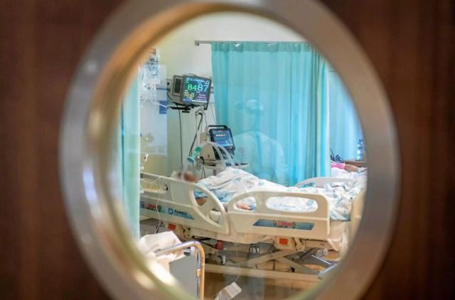 Νόσησε βαριά αλλά παραμένει αμετανόητος αρνητής - Τι κάνει μέσα στο νοσοκομείο