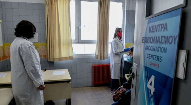Κορωνοϊός: Επικαιροποιημένα εμβόλια μόνο σε όσους έχουν ήδη εμβολιαστεί - Σε επίπεδα Ιουνίου η πανδημία στην Ελλάδα