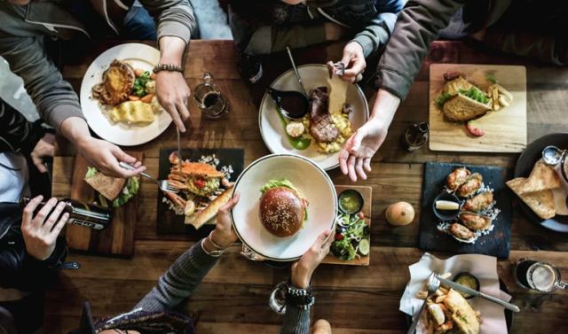 «Πάρε το φαγητό σου και άντε γα…» - Το εστιατόριο όπου πληρώνεις και σε βρίζουν