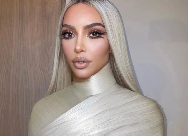 Η Κιμ Καρντάσιαν μιλά για τη συχνουρία της- «Ταξιδεύω πάντα με ένα κυπελάκι και υγρά χαρτομάντιλα στο αυτοκίνητο»
