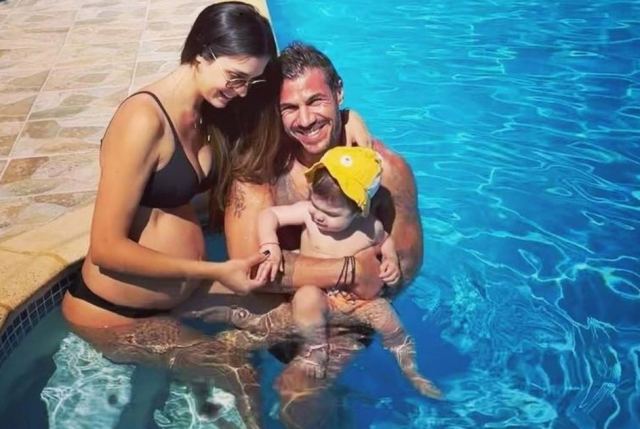O Άκης Πετρετζίκης με την έγκυο σύζυγό του και τον γιο τους στην πισίνα