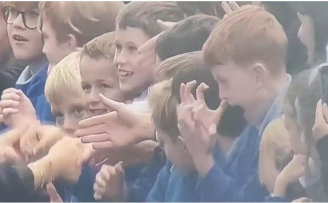 Βασιλιάς Κάρολος: Μικροί μαθητές έπαθαν παροξυσμό όταν τους χαιρέτησε