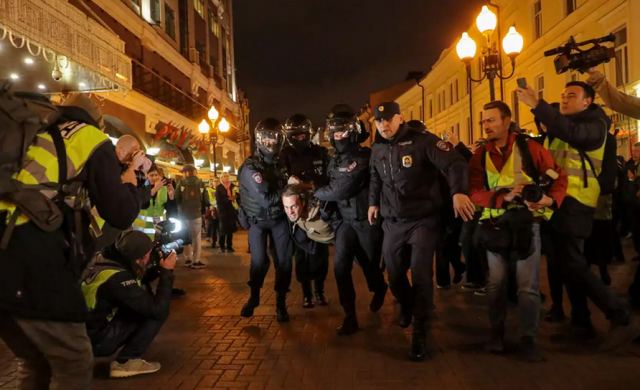 Ρωσία: Γυρίζουν την πλάτη στον Πούτιν μετά την επιστράτευση - «Χρυσάφι» τα αεροπορικά εισιτήρια