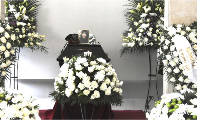 Μάρθα Καραγιάννη: «Καλό ταξίδι, θα σε θυμόμαστε για πάντα» - Συγκίνηση στην κηδεία