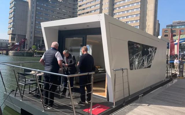 Το απίστευτο κόστος για ένα πλωτό σπιτάκι 23 τ.μ. που είναι αγκυροβολημένο στον Τάμεση