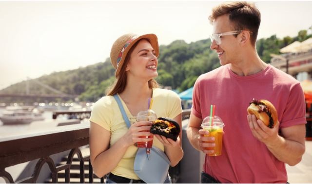 Τρώτε όρθιοι; Πόσο βλάπτει το φαγητό στο πόδι