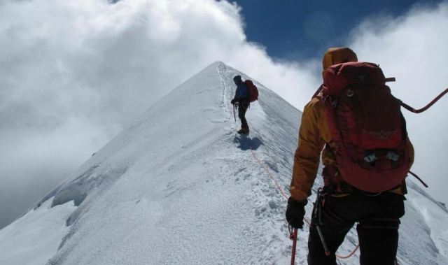 Κατολίσθηση στις Άλπεις: Η στιγμή που ορειβάτες γλιτώνουν από τα βράχια και το χιόνι