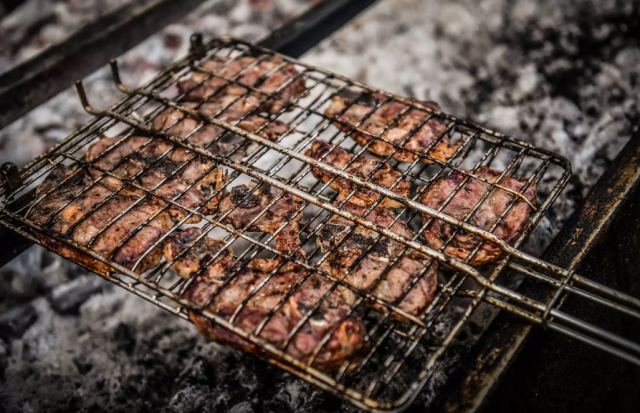 Ψήσιμο στα κάρβουνα και κίνδυνοι για τα μάτια: Τι να προσέξετε το Πάσχα