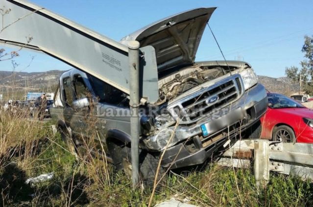 Τροχαίο στην Ξηριώτισσα - Ευτυχώς τον σταμάτησε η πινακίδα (ΒΙΝΤΕΟ-ΦΩΤΟ)