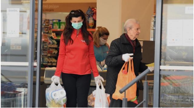 Γκάγκα: Δεν θα πετάξουμε σύντομα τις μάσκες στους κλειστούς χώρους