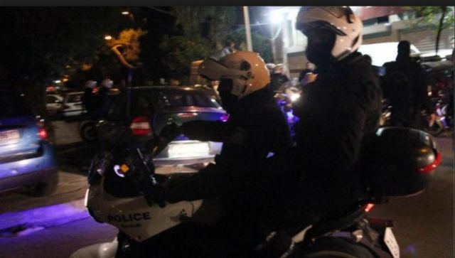 Προσπάθησαν να χτυπήσουν τους αστυνομικούς με το αυτοκίνητο - Πυροβολισμοί και συλλήψεις