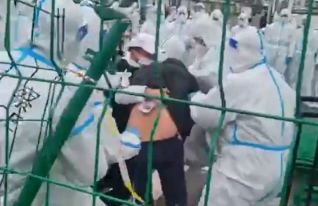 Σανγκάη: Αδιανόητες εικόνες στα στρατόπεδα καραντίνας – Εφιαλτική η ζωή στην πόλη φάντασμα