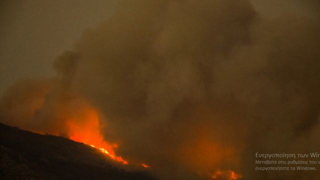Ανεξέλεγκτη η μεγάλη φωτιά στην Μεγαλόπολη - Διεκόπη η κυκλοφορία στον κόμβο Λεύκτρου - Σπάρτης