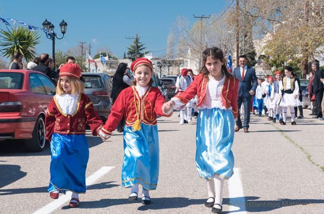 Ράχες: Συγκίνησε και πάλι η τυφλή μαθήτρια στην παρέλαση
