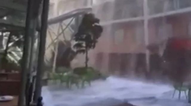 Σαν καταρράκτης: Kρουαζιερόπλοιο έκανε απότομο ελιγμό και τα νερά της πισίνας πλημμύρισαν το κατάστρωμα (vid)