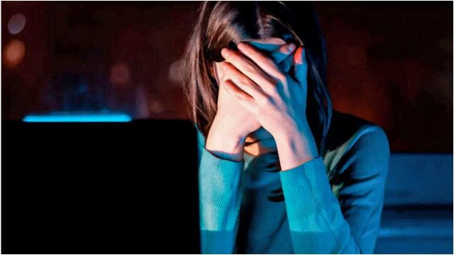 Revenge porn: Εφιάλτης για 44χρονη - Ρουμάνος ανέβασε στο Facebook γυμνές φωτογραφίες της και αγγελίες σεξ επειδή τον χώρισε