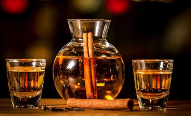 Κέρασμα Ρακόμελου και Γλυκισμάτων στη Μακρακώμη