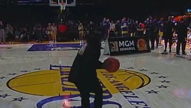 Λος Άντζελες Λέικερς: Φίλαθλος το «έσταξε» από το κέντρο και κέρδισε 75.000 δολάρια (vids)