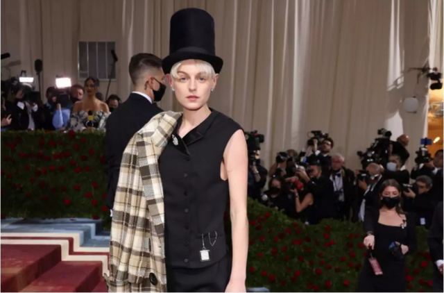 Η Έμα Κόριν, η πριγκίπισσα Νταϊάνα του «The Crown», είναι το πρώτο non binary άτομο σε εξώφυλλο της Vogue