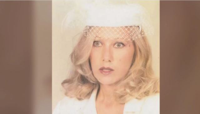 Σκότωσε τη μητέρα του και κατέληξε έξω από εκκλησία να τραγουδά και να χορεύει