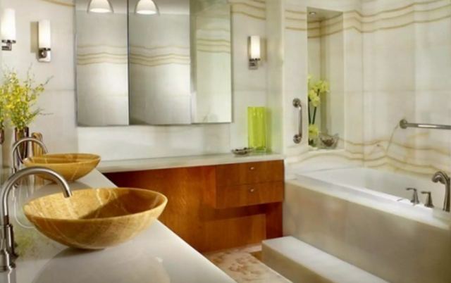 Απίστευτο περιστατικό: Σφήνωσε στη μπανιέρα για 4 ολόκληρες μέρες!