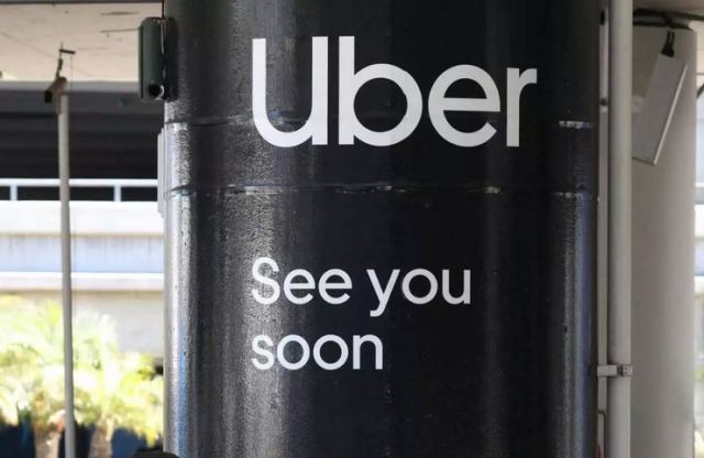 Uber: «Φυσικά και ο Μακρόν είχε επαφές» απαντά το Σανζ Ελιζέ για το σκάνδαλο