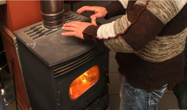 Χαμός για μία ξυλόσομπα: Στη λίστα αναμονής για τρεις εβδομάδες, δεν έχουν αποθέματα οι έμποροι