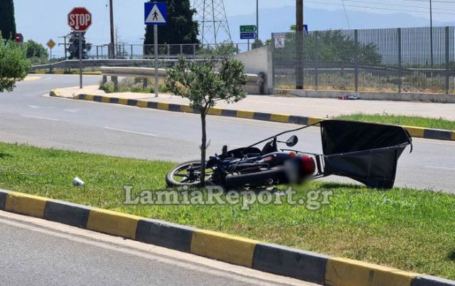 Λαμία: Τροχαίο με ντελιβερά σε κυκλικό κόμβο από λάδια - ΒΙΝΤΕΟ
