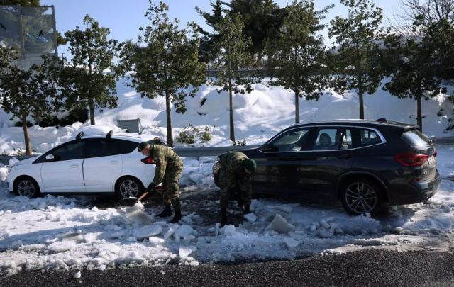 Εκατοντάδες αυτοκίνητα παραμένουν εγκλωβισμένα στην Αττική Οδό - Εικόνες απόλυτου χάους, δύο μέρες μετά