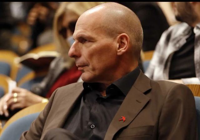 Γιάνης Βαρουφάκης: Έπεσε θύμα ξυλοδαρμού στα Εξάρχεια