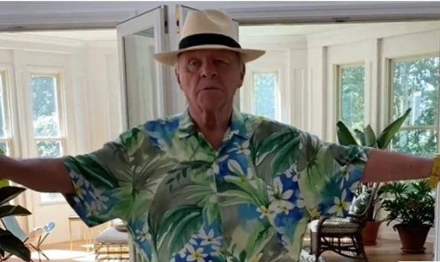 Απολαυστικός Άντονι Χόπκινς: Χορεύει στα 84 με χαβανέζικο πουκάμισο στο TikTok