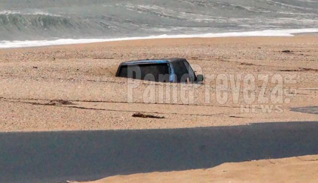 Η άμμος «κατάπιε» αυτοκίνητο - Εντυπωσιακές εικόνες